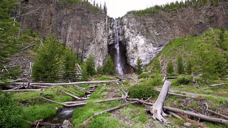 Fairy-Falls-Im-Yellowstone-Nationalpark-In-Wyoming,-Vereinigte-Staaten