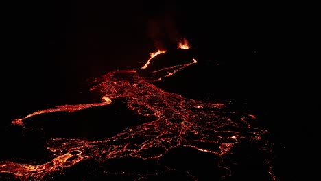 Tranquilo-Río-De-Lava-Ardiente-Por-La-Noche-Durante-La-Erupción-De-Geldingadalsgos-En-Islandia