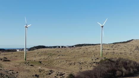 Luftaufnahme-Von-Windkraftanlagen-Am-Meer,-Erneuerbares-Nachhaltiges-Energiekonzept