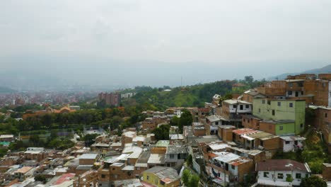Drohne-Enthüllt-Häuser-In-Comuna-13,-Medellin,-Kolumbien