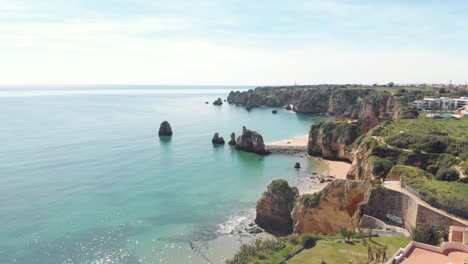Herrliche-Landschaft-Der-Erodierten-Küste-Von-Lagos,-In-Der-Nähe-Von-Estudante-Beach,-Algarve,-Portugal---Luftrückflug-Weitwinkelaufnahme
