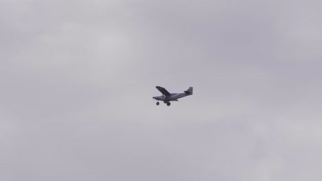 Cessna-flugzeug,-Das-Auf-Bewölktem-Himmel-über-Queensland,-Australien-Fliegt