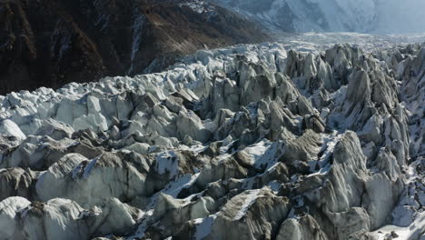 Schneebedeckte-Felsige-Oberfläche-Am-Raikot-Gletscher-In-Der-Nordflanke-Des-Nanga-Parbat,-Nordpakistan
