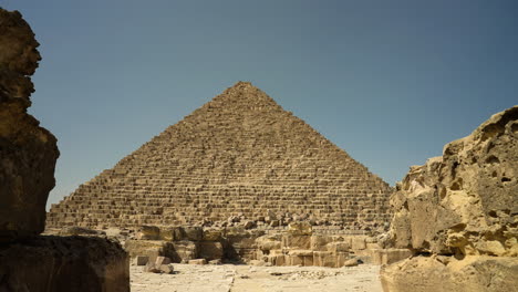 Beautiful-Pyramid-of-Giza-in-Cairo,-Egypt--wide-reveal
