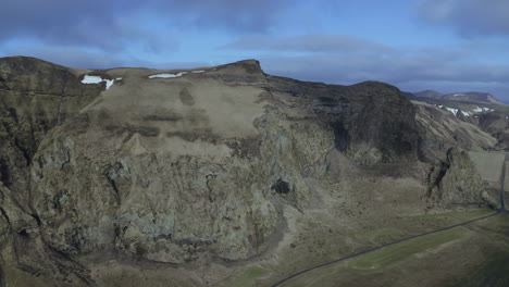Mountain-Cliffs-Of-Reynisfjall-At-Vik-In-Myrdalur-Black-Beach,-South-Coast-Iceland