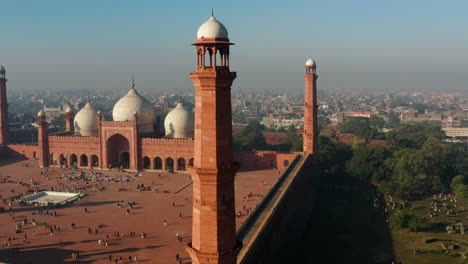 Die-Badshahi-Masjid-In-Lahore-Fort,-Provinz-Punjab,-Pakistan