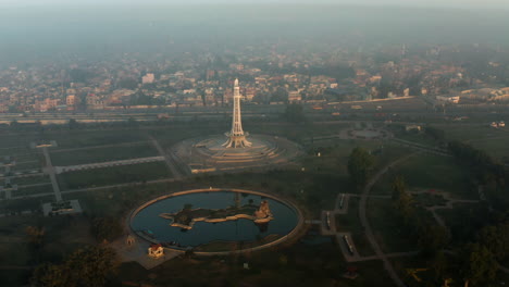 Vogelperspektive-Des-Größeren-Iqbal-Parks-Bei-Sonnenaufgang-In-Lahore,-Pakistan---Luftdrohnenaufnahme