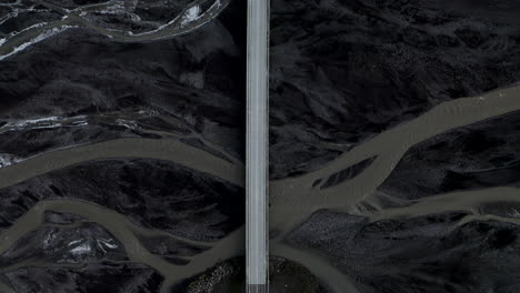 Mulakvisl-River-Bridge-Luftbild-über-Gletscherwasser