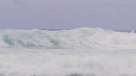 Surfer-In-Extremen-Röhrenwellen---Surfen-Am-South-Gorge-Beach-In-Point-Lookout,-North-Stradbroke-Island,-Queensland,-Australien