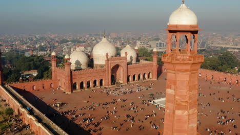Gente-En-El-Vasto-Patio-De-La-Mezquita-Badshahi-En-El-Fuerte-De-Lahore,-Lahore,-Provincia-De-Punjab,-Pakistán