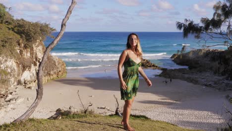 Mädchen-Mit-Grünem-Sommerkleid,-Das-Den-Malerischen-Strand-Und-Das-Meer-Vom-Headland-Park-Bewundert---Insulaner-Am-South-Gorge-Beach-In-Point-Lookout,-Qld,-Australien