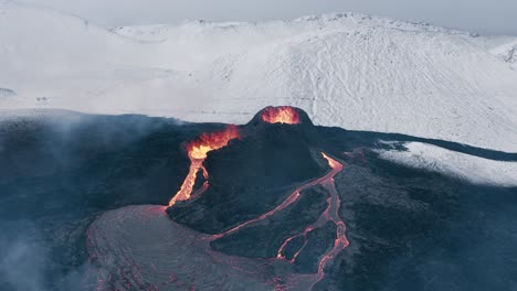 Volcán-Activo-Que-Expulsa-Un-Peligroso-Flujo-De-Magma-Del-Cono,-Geldingadalsgos