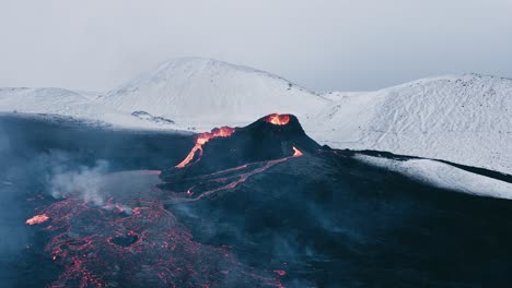 Volcán-En-Escudo-Recién-Formado-Que-Expulsa-Lava-Naranja-Que-Fluye-Constantemente,-Aéreo