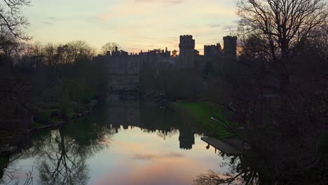 Warwick-Castle-Und-Avon-River-River-Während-Des-Wintersonnenuntergangs