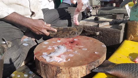 Fresh-Fish-Cutting-Process-in-Supermarket,-People-slice-fish-meat-for-cooking,-fresh-raw-meat-of-fish-to-food,-hand-holding-knife-and-cutting-fish-to-a-small-piece-on-cutting-board,-india
