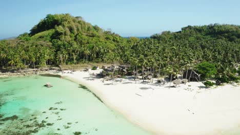 Tropische-Insel-Mit-Strandbungalows,-Weißem-Sand,-Palmen-Und-Türkisfarbenem-Wasser