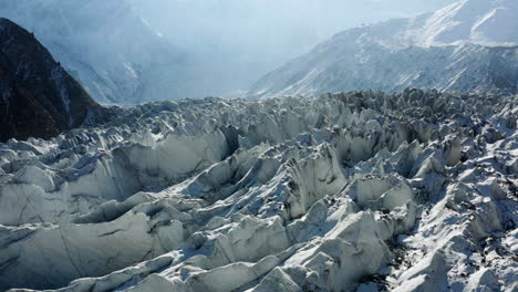 Malerischer-Blick-Auf-Die-Zerklüftete,-Eisige-Bergoberfläche-Am-Raikot-Gletscher-An-Der-Nordflanke-Des-Nanga-Parbat-Im-Norden-Pakistans