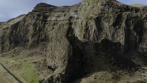 Majestuosas-Vistas-Del-Cañón-Y-La-Montaña-De-Vikurklettur-Islandia---Toma-Aérea