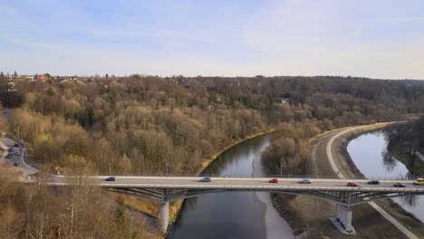 Drohne-Zeigt-Den-Verkehr-Auf-Einer-Brücke-über-Den-Fluss