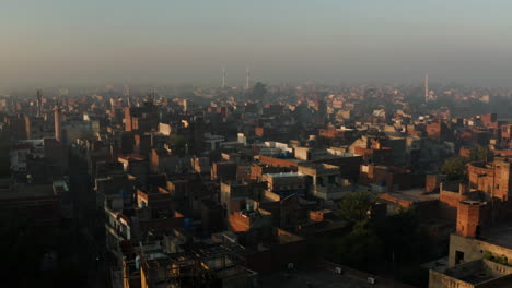 Panorama-Des-Stadtzentrums-Von-Lahore-Am-Nebligen-Morgen-In-Der-Provinz-Punjab-In-Pakistan