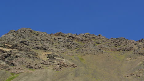 Inclínate-Hacia-Una-Montaña-Bajo-Un-Cielo-Azul-En-La-Península-De-Snaefellsnes,-Islandia