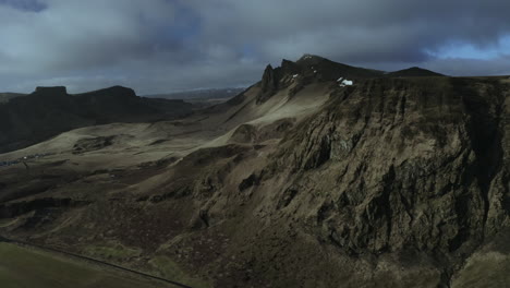 Vista-Panorámica-Del-Paisaje-Costero-Rocoso-Y-La-Playa-Nublada-En-Vik,-Sur-De-Islandia