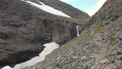 Statische-Aufnahme-Des-Berühmten-Wasserfalls,-Silberfallet,-In-Der-Nähe-Von-Kebnekaise,-Schweden