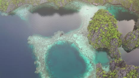 Luftaufnahme-Der-Wunderschönen-Karstlandschaft-Und-Des-Türkisfarbenen-Ozeans-Rund-Um-Coron,-Palawan,-Philippinen