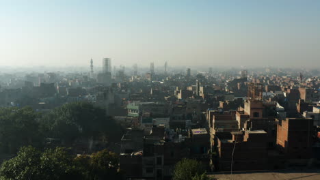 Paisaje-Urbano-Histórico-Del-Centro-De-La-Ciudad-De-Lahore-Contra-El-Cielo-Nublado-En-Punjab,-Pakistán
