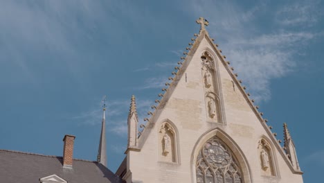 Iglesia-De-La-Abadía-De-Cambre-En-Bruselas,-Bélgica---Tiro-De-Fachada-Cercano