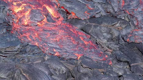 Lava-Caliente-Que-Fluye-De-La-Erupción-De-Un-Volcán-Activo-Fagradalsfjall-En-Islandia