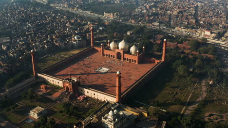 Luftaufnahme-Der-Badshahi-Moschee,-Dem-Wahrzeichen-Von-Lahore-In-Punjab,-Pakistan