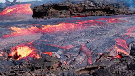 Geldingadalur-Eruption---Lavafluss,-Der-Während-Eines-überschwänglichen-Ausbruchs-Des-Fagradalsfjall-Vulkans-Tagsüber-Auf-Der-Reykjanes-Halbinsel-In-Südisland-An-Land-Fließt