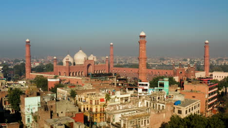 Pakistanisches-Dorf-Mit-Touristen-In-Der-Badshahi-Moschee-In-Lahore-City,-Punjab,-Pakistan