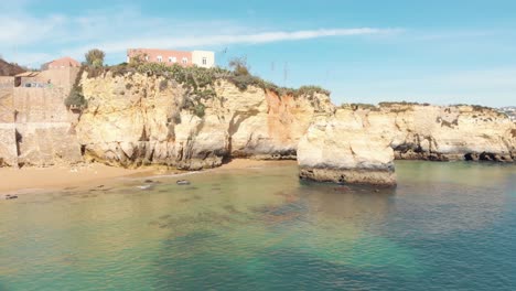 Luxury-mansions-overlooking-secluded-beach,-Lagos,-Algarve