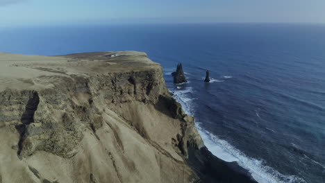Panorama-De-Las-Pilas-De-Mar-De-Basalto-De-Reynisdrangar-Con-Un-Mar-Azul-Tranquilo-En-Verano-Cerca-Del-Pueblo-De-Vik-En-Islandia