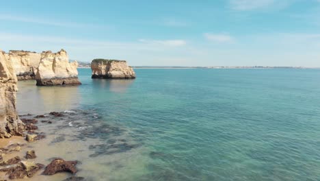 Atemberaubende-Kalksteinfelsen-Der-Algarve,-Verstreut-über-Die-Küste-Von-Lagos,-Portugal---Luftüberflugaufnahme