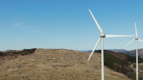 Luftaufnahme-Von-Windkraftanlagen-In-Einer-Malerischen-Küstenlandschaft-Norwegens,-Alternatives-Energiekonzept,-Aufschlussreiche-Drohnenaufnahme