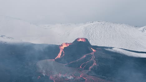 Volcán-Geldingadalsgos-Activo-En-El-Paisaje-Invernal-De-Islandia-Con-Colina-Nevada