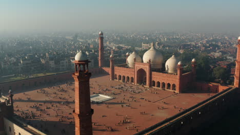 Lugareños-Y-Turistas-Visitan-La-Famosa-Mezquita-Badshahi-En-Una-Mañana-Soleada-En-Lahore,-Pakistán