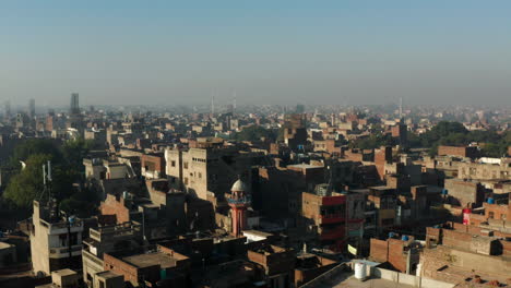Hermosa-Ciudad-De-Lahore-En-Pakistán-En-La-Brillante-Puesta-De-Sol--antena