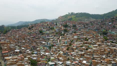Amplia-Toma-De-Establecimiento:-Un-Dron-Vuela-Sobre-El-Barrio-De-La-Comuna-13-En-Medellín,-Colombia