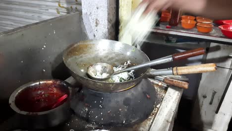 Close-up-footage-of-an-open-restaurant-where-the-chef-is-preparing-noodles-roadside-in-India-with-selective-focus