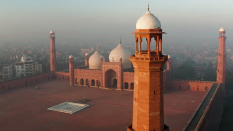 Aerial-View-Of-Badshahi-Mosque-At-Sunrise-In-Lahore,-Punjab,-Pakistan