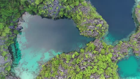 Aerial-shot-of-beautiful-karst-scenery-and-turquoise-ocean-waters-around-Coron,-Palawan,-Philippines