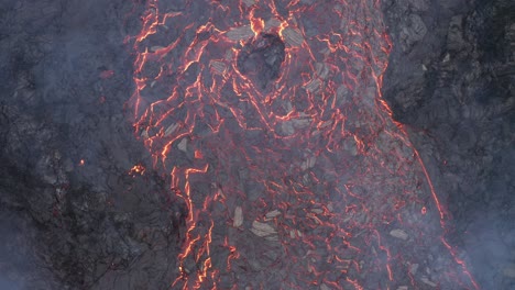 Lavafluss,-Entstehen-In-Einem-Schwarzen-Vulkanausbruch-Von-Fagradalsfjall,-Halbinsel-Reykjanes-In-Südisland