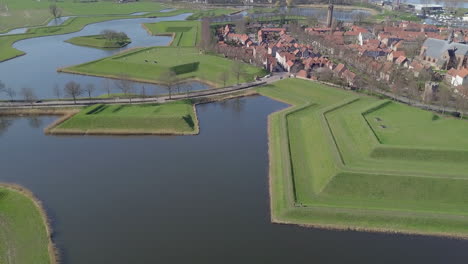 Drone-Aéreo-Ve-El-Hermoso-Paisaje-De-La-Aldea-Fortificada-Heusden,-Noord-Brabant,-Los-Países-Bajos