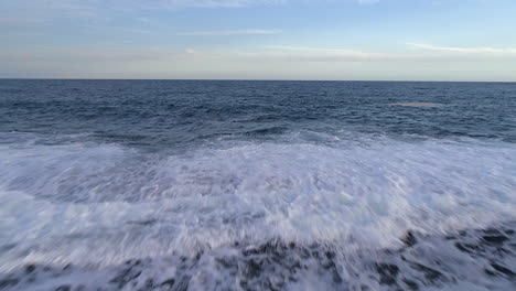 Luftdrohnenansicht-über-Wellen,-In-Richtung-Des-Endlosen-Meeres-Am-Strand-Playa-Los-Cuadritos,-In-Der-Dominikanischen-Republik