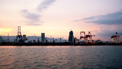 Annäherung-An-Den-Internationalen-Seehafen-Von-Cebu-City-In-Der-Abenddämmerung