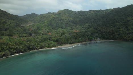 Drohnenblick-Auf-Den-Schwarzen-Sandstrand-Von-Kings-Bay-Auf-Der-Tropischen-Insel-Tobago